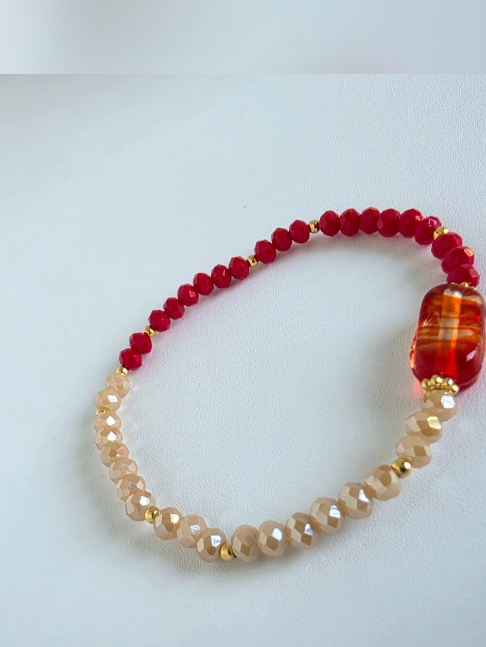 Red Beige Crystal Beaded Stretch Bracelet Glass Center Bead Gold Tone - Picture 3 of 5